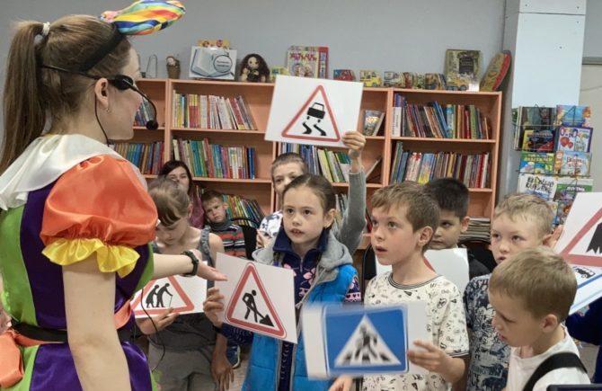 Сотрудники полиции Соликамска совместно с членами общественного совета подарили праздник юным читателям библиотеки